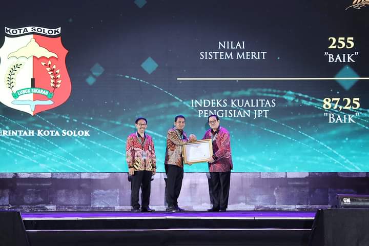 Wakil Walikota Solok Ramadhani Kirana Putra terima penghargaan dari Ketua KASN RI Agus Pramusinto bertempat di Ballroom Hotel Marriot Yogyakarta, Kamis (7/12/23).